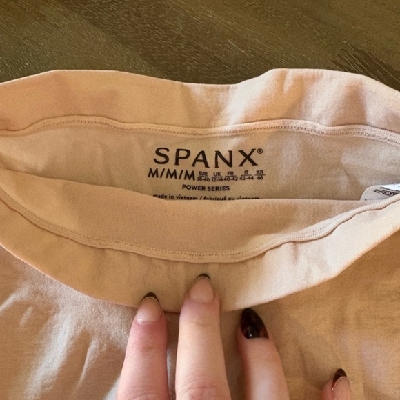 SPANXsculpt™ Seamless Power Mid-Thigh Short - Picture 5 of 6